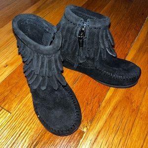 NWOT Minnetonka Fringe Black Boots Size Toddler 7